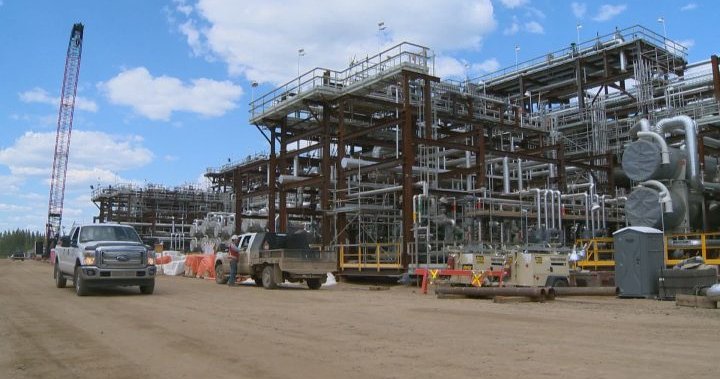 Alberta oil production booms, but majority of revenue leaves province - Edmonton |  Globalnews.ca