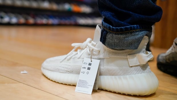 Yes or no ?  Yeezy sneaker sales skyrocket as fans and companies split to give Kanye West the boot |  Radio-Canada News