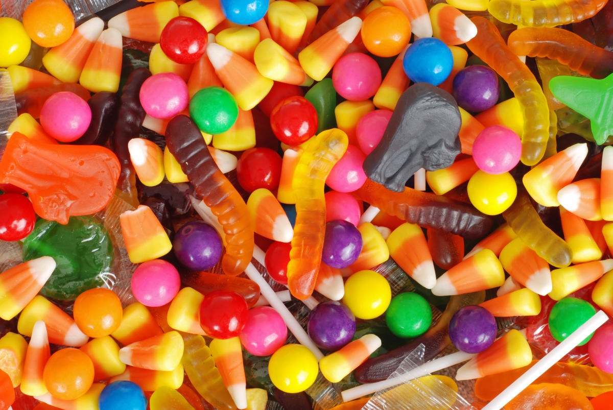 How Much Halloween Candy Should Your Kids Eat?  A dietician intervenes