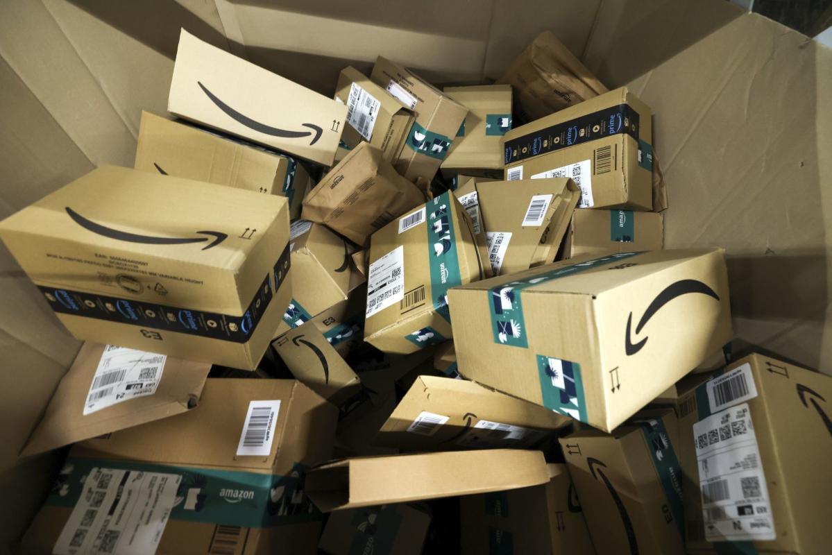 Amazon shares plunge amid sluggish holiday sales forecast