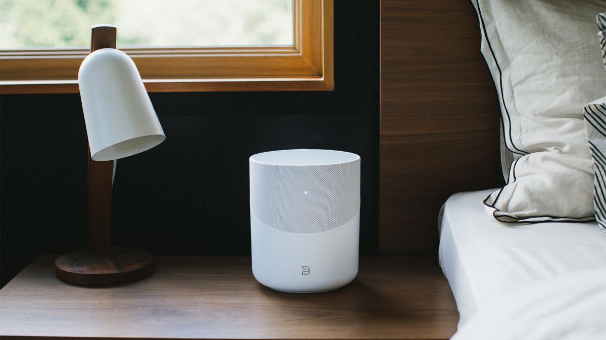 Bluesound Pulse M wireless speakker on bedroom table