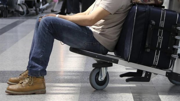 Do you have space in your luggage?  Air travelers are paid to carry packages |  Radio Canada