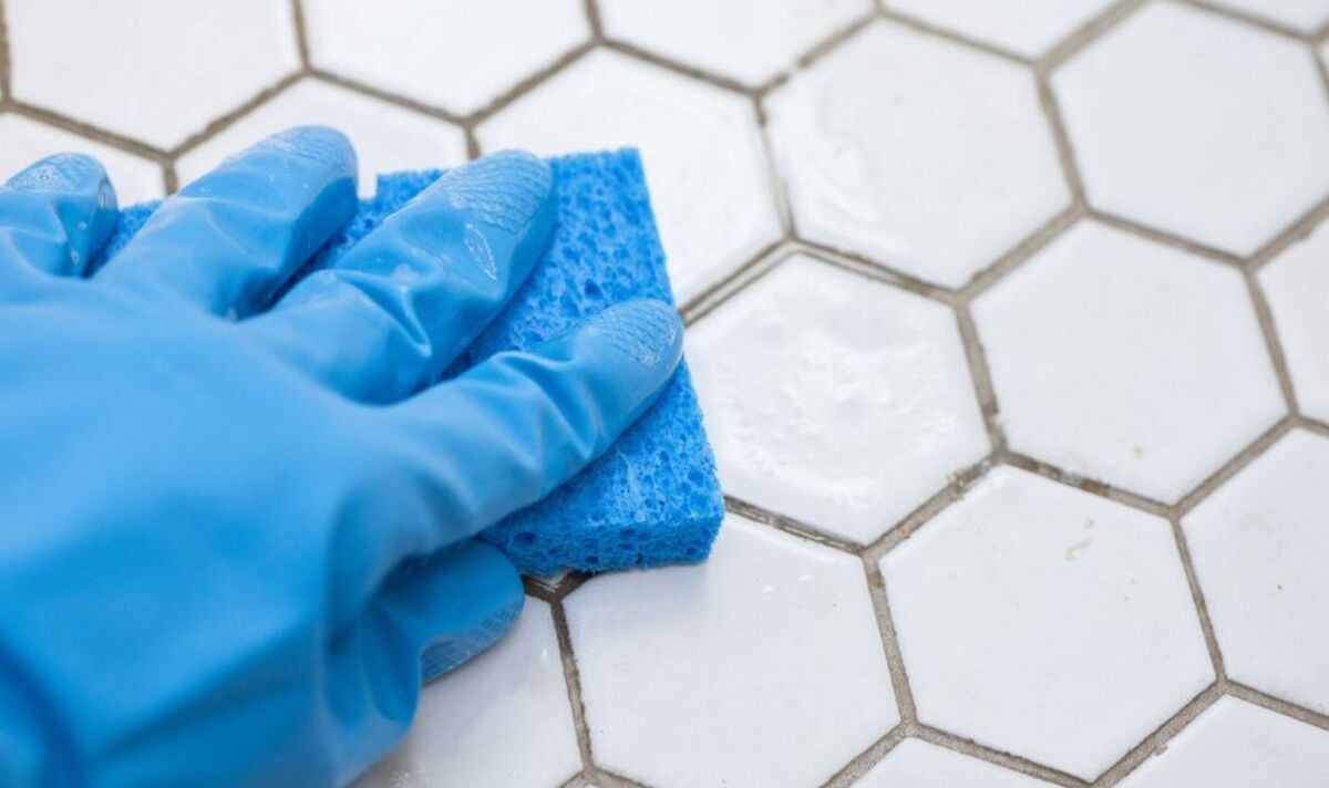 'Highly effective natural treatment' for cleaning tile grout without bleach