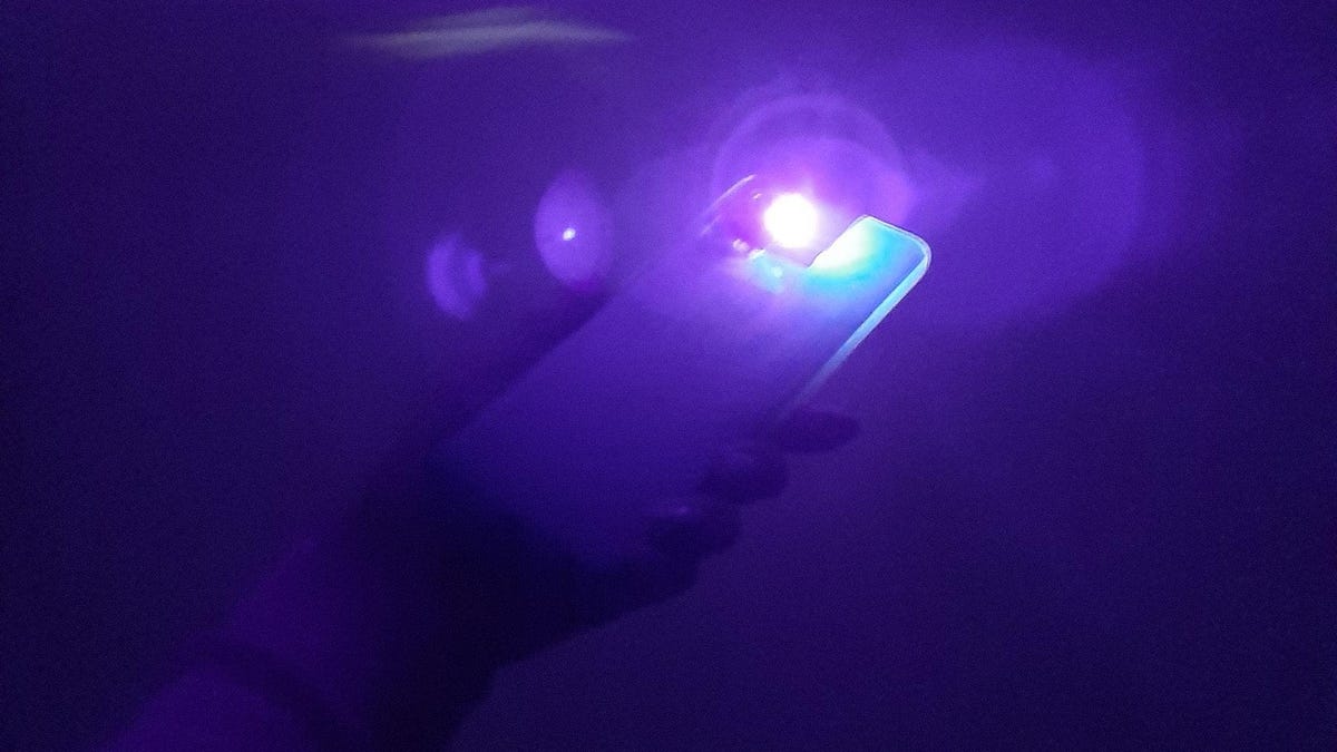 In the absence of expensive military bombs, BTS fans create their own "purple lights" to support Jin in Argentina