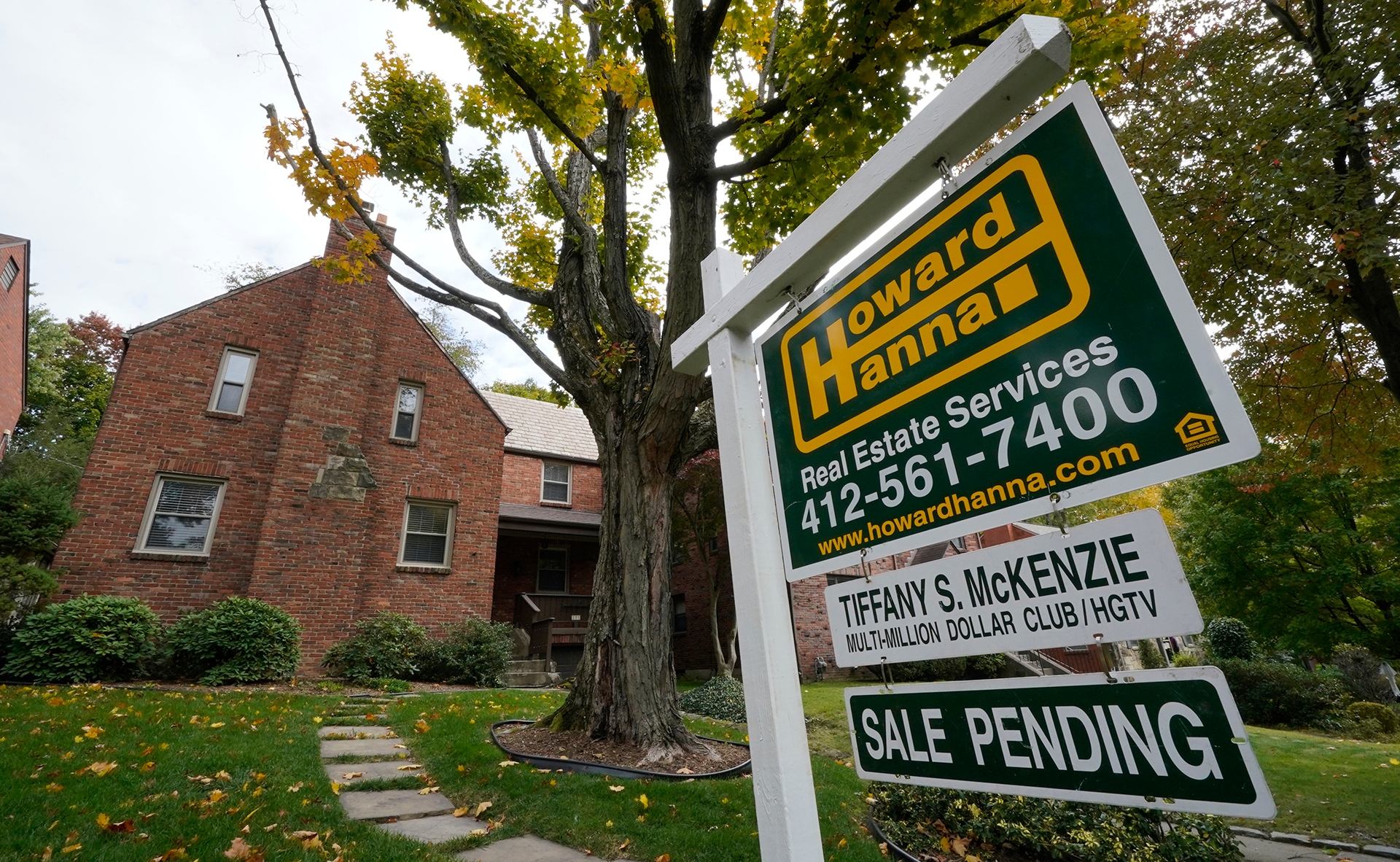 US mortgage rates top 7% for first time in two decades